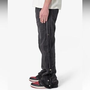 Brand New MNML black snap baggy jeans. They’re of the return window and too big.
